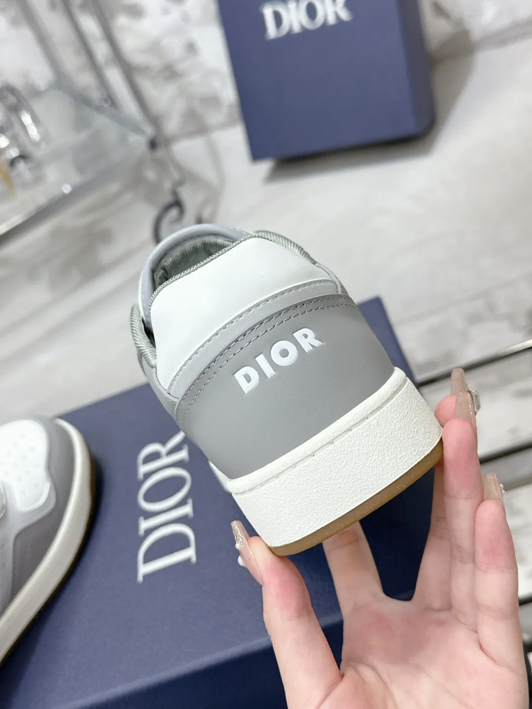 👟👟Ex-factory price 480👟👟 Women's Shoes Factory Dior Dior B27 Series Couple's Style Presbyopia Stone Pattern Casual Sports Shoes Sneakers Original Purchase Development Production This B27 low-top sports shoe is a new product in the series, continuing Dior's classic style. Crafted from white and gray smooth calfskin, it features white Oblique Galaxy printed leather panels on the sides. The "CD Icon" shaped shoelace eyelets are clever and delicate, and the two-color rubber sole, rear collar and heel are all equipped with the brand's iconic details to enhance the style. Fashionable and versatile, it can complement any look. Exquisitely packaged at the delivery counter🛍📦 ▪️Fabrics: Original customized calfskin + Oblique floral fabric ▪️Inner lining: Customized breathable lining ▪️Outsole: Original molded T👟👟Ex-factory price U combination outsole ▪️Sole thickness: 3CM ▪️Size: Women's code 35-41 / Men's code 38-45